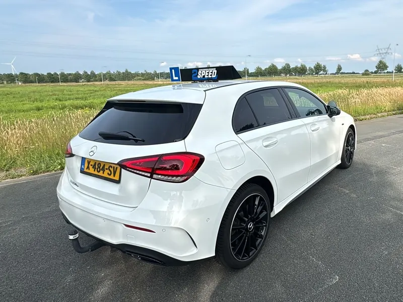 De witte Mercedes A-klasse lesauto van 2Speed met dakbord