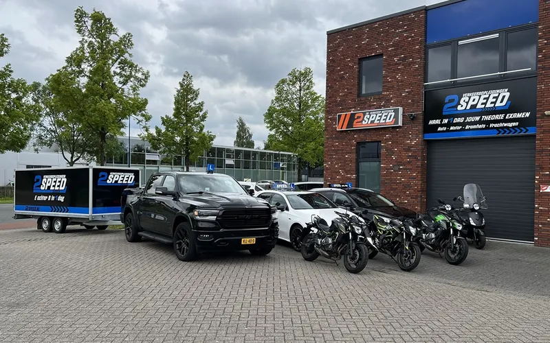De Dodge RAM met de 2SPEED-aanhanger voor het pand van 2Speed aan de Lloydsweg in Veendam