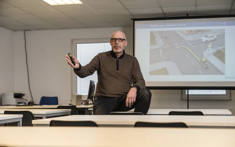 Theorieles bij 2Speed in het lokaal met beamer